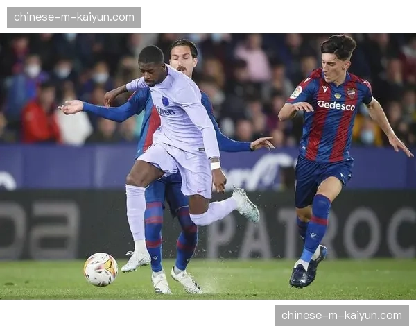 巴萨对阵莱万特赛前，华裔球童与球员牵手入场展现文化纽带