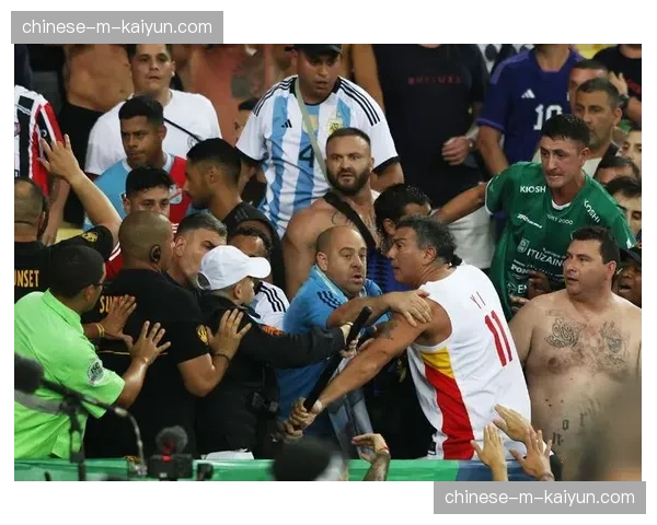 特写：看台上，阿根廷小球迷挥舞梅西旗帜泪流满面