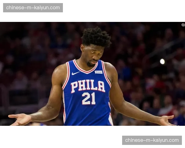 关键回合：76人恩比德在罚球线策应，准确找到反跑切入的马克西