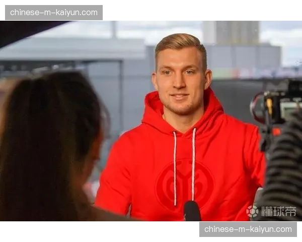 美因茨门将曾特纳半场贡献5次扑救，力保球门不失