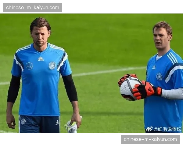 终场哨响,诺伊尔独自倚靠门柱凝视伯纳乌夜空