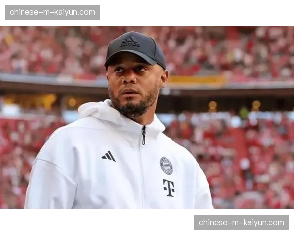 训练场上，拜仁球员进行高强度压迫演练，孔帕尼亲自示范抢断时机